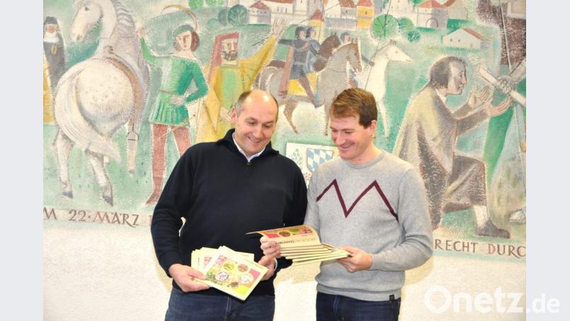 Bürgermeister Max Völkl (links) und Projektmanager Florian Lang (rechts) sind vom Biodiversitätskalender 2019 sehr angetan und können ihn nur empfehlen. Es gibt ihn kostenlos im Rathaus Tännesberg. Bild: es
