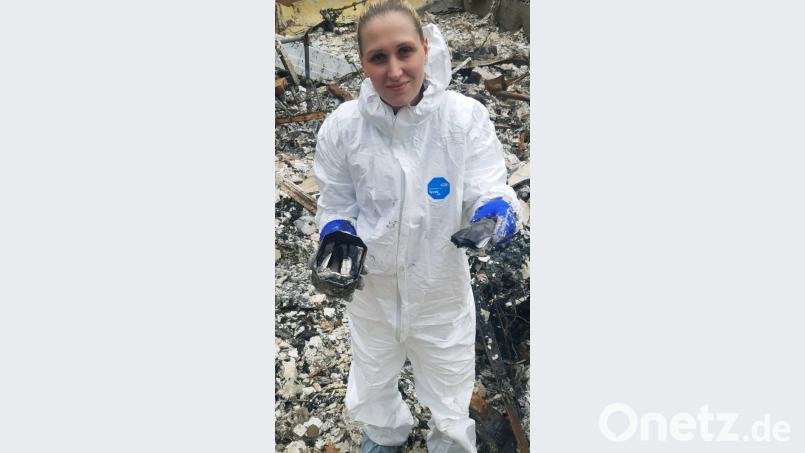 Kerstin Norten zeigt die Reste der verbrannten Pokemon-Sammelkarten ihres Sohnes. Vom Hab und Gut ihrer Familie ist nach dem Feuer in ihrem Wohnort in Kalifornien so gut wie nichts übrig geblieben. Bild: Norten