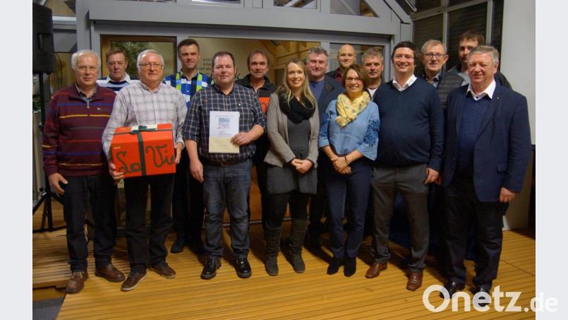 Ehrungen und Verabschiedungen bei der Firma Höhbauer. Von links:
Michael Kühner, Hans Maier, Franz Smola, Martin Bauer, Roland Spindler, Herbert Stenzel, Sonja Schmitz, Holger Kreßler, Sebastian Heiß, Petra Michler, Hubert Krone, Geschäftsführer Christoph Höhbauer, Josef Meller, Bernd Martin sowie Hans-Günther Höhbauer. Bild: exb