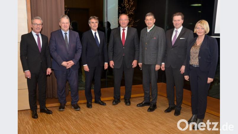 Der neue Vorstand des Oberpfalz Marketing e. V. (v. l.): Werner Heß (Schatzmeister), Landrat Richard Reisinger (Schriftführer), Regierungspräsident Axel Bartelt (3. Vorsitzender), Bezirkstagspräsident Franz Löffler (1. Vorsitzender), HWK-Präsident Dr. Georg Haber (2. Vorsitzender), IHK-Hauptgeschäftsführer Dr. Jürgen Helmes (Beisitzer), OTHAW-Präsidentin Prof. Andrea Klug (Beisitzerin). In Abwesenheit gewählt wurde Finanzminister Albert Füracker als weiterer Beisitzer. Bild: exb