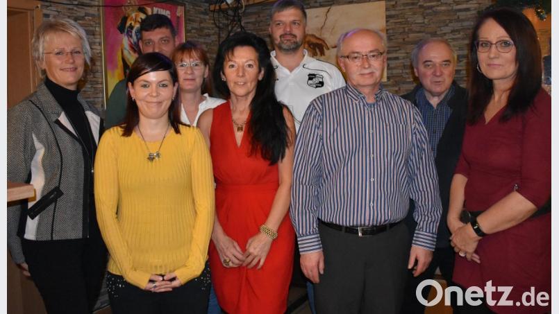 Der Sportverein "Concordia" bestätigt Wolfgang Sporer (Dritter von rechts) in seinem Amt als Vorsitzender. Zweite Bürgermeisterin Anita Stauber (links) leitet die Wahl. Bild: rgr
