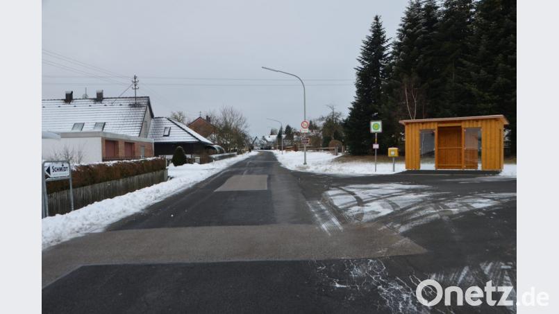 Die Thomasbühlstraße in Straßenhäuser wird auf einer Länge von 700 Meter vom Buswartehäuschen bis zum Anliegen der Familie Kellner saniert. Auf einen Rückbau der Straßenbreite wird verzichtet. Stattdessen werden die Bauhofmitarbeiter Bäume pflanzen und eine Linie für einen Geh- und Radweg ziehen. Stadtrat Hans Bayerl bedankte sich für die Errichtung des neuen Bushäuschens. Es werde sehr gut angenommen. Bild: dob