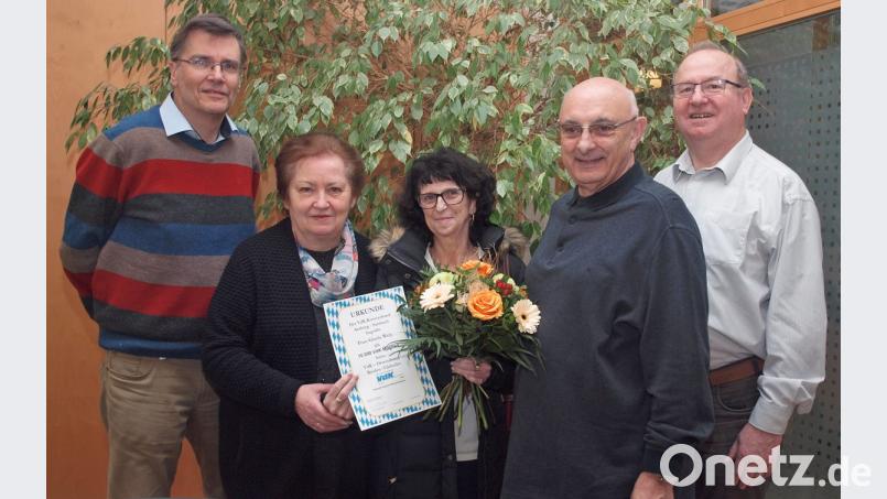 Mit Blumen, Sekt und Urkunde wird Gisela Wels (Mitte) von Geschäftsführer Gerhard Spies, Kreisverbandsvorsitzender Marianne Kies-Baldasty, Ortsverbandsvorsitzendem Josef Niebler und stellvertretendem Kreisverbandsvorsitzenden Johann Ludwig (von links) als 10 000. VdK-Mitglied willkommen geheißen. Bild: sön