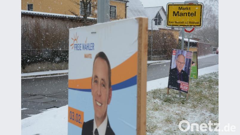 Dass Mantel einen neuen Bürgermeister wählt, ist nicht zu übersehen. Von großen Plakaten lachen die Kandidaten dem Wahlvolk entgegen. Bild: Gabi Schönberger
