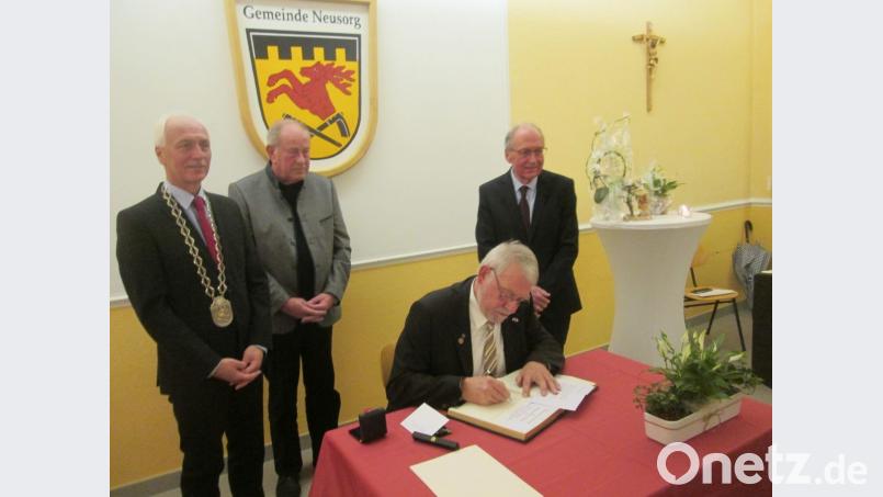 Bild 2: Eintrag ins goldene Buch der Gemeinde Neusorg.
Vorne: Karl Lenhard.
Hinten, von links: Bürgermeister Peter König, Altbürgermeister und Ehrenbürger Günther König und 2. Bgm. Dr. Günther Fütterer. Bild: hkö