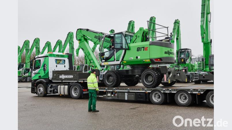 Von Bayern in die Welt: Per Lkw geht es für die Umschlagbagger und Krane zu den Kunden. Bild: exb
