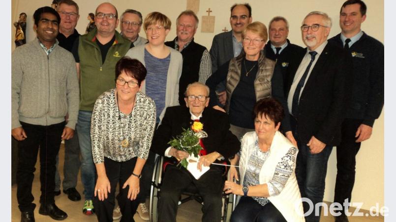 Edi Zinkl (im Bild vorne mit seinen Töchtern) freute sich über die vielen Gratulanten, darunter Bürgermeister Manfred Rodde (Zweiter von rechts) und Pfarrvikar Joseph Kokkoth (links). Bild: ksi