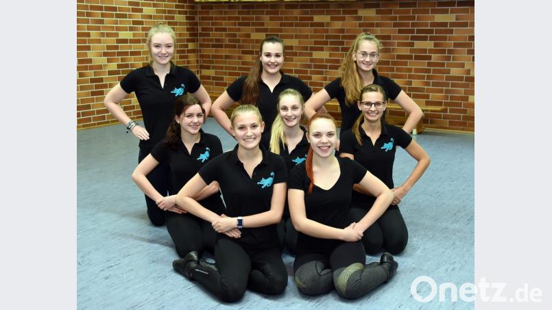 Der Inthronisationsball steht am 19. Januar an. Die Prinzengarde mit (hinten, von links) Alina Platzer, Selina Schwarz, Emma Kellner und (erste und zweite Reihe von links) Melissa Füssl, Gardemajor Theresa Steiner, Julia Löschel, Alessa Förster und Tina Frimberger (nicht im Bild: Laura Ernsberger) haben sich bestens vorbereitet. Bild: bgm