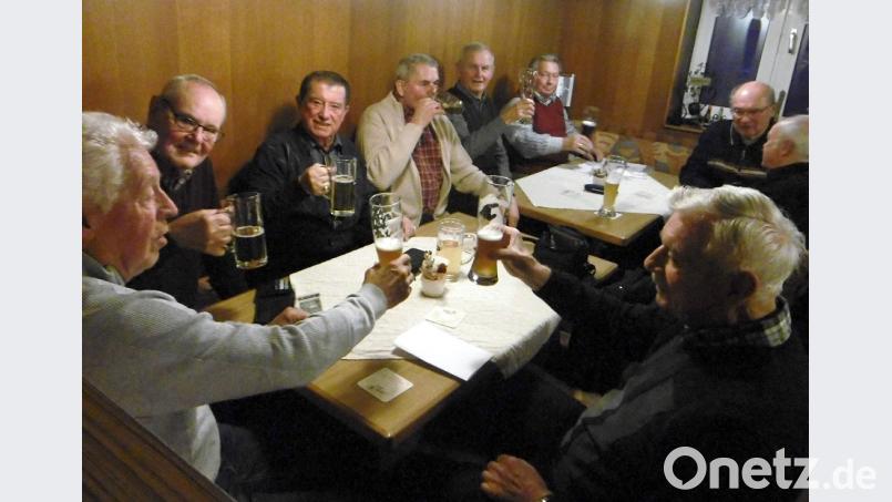 Im Dienst gibt es keinen Tropfen Alkohol. Jetzt ist es erlaubt: "Prost"! Die Hauptorganisatoren Johannes Müller und Wilhelm Moser (Sechster und Dritter von links). Bild: hcz