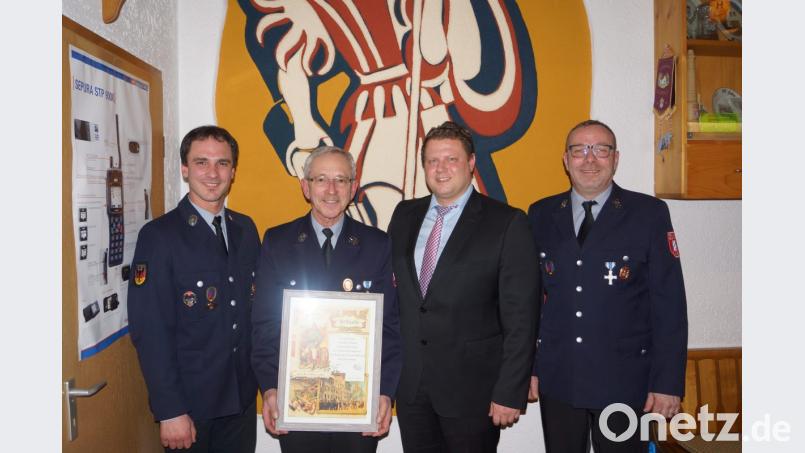 Nach 47 Jahren scheidet Hermann Haberkorn (Zweiter von links) aus dem aktiven Dienst bei der Feuerwehr Pleußen aus. Für das jahrzehntelange Engagement danken Kommandant Wolfgang Haberkorn (links) sowie Vorsitzender Markus Fischer und 2. Bürgermeister Stefan Grillmeier (von rechts). Bild: exb