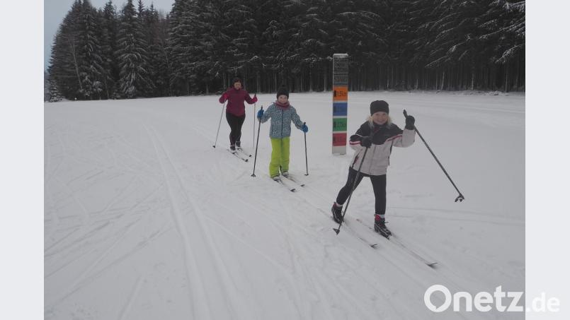 Samuel Neudecker fährt voran, im Schlepptau Anna Utz und seine Mutter Britta. Mit dem Ausflug auf die Loipen bei Schönsee waren alle drei voll zufrieden. Bild: bl