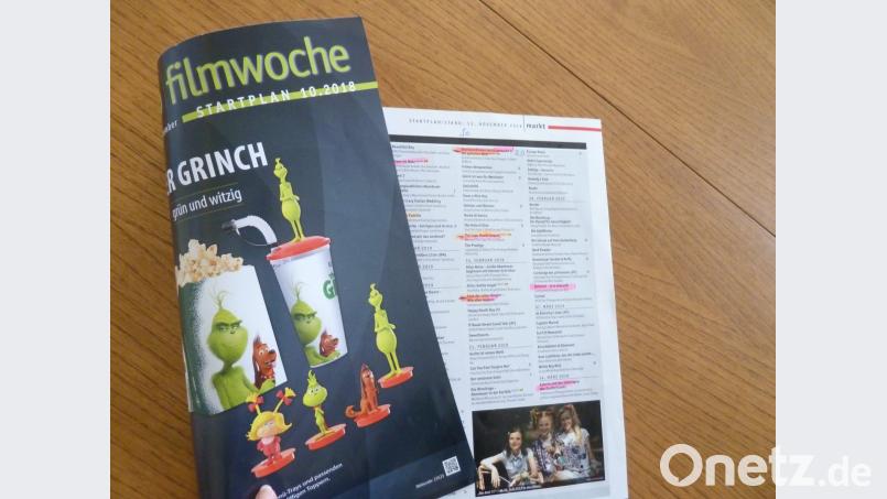Karl Pösl streicht sich im Fachmagazin die Filme an, welche gut in sein Programm passen. Bild: Portner