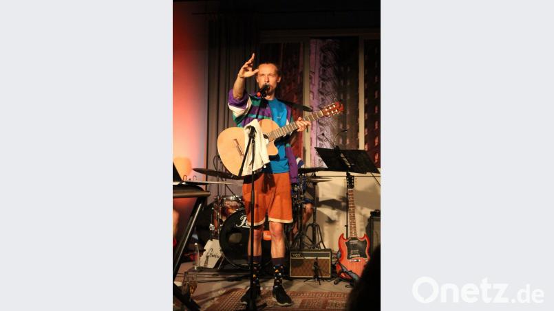 Matze Wolf, ganz so wie man ihn kennt und wie er halt ist. Erleben kann man den oberpfälzer Liedermacher am Kulturbuan der Glasschleif bei Pullenreuth. Bild: Foto: Verena Franz - exb