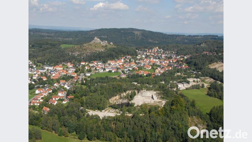 Umgeben von Steinbrüchen und Wäldern: Im 1700-Einwohner-Ort Flossenbürg verschwand 1976 kurz vor Christi Himmelfahrt die zwölfjährige Monika Frischholz. Bild: Michael Ascherl [Michael Ascherl] (michael.ascherl@oberpfalzmedien.de, mascherl)