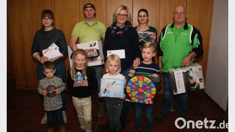 Die Preise sind verteilt. Im Bild (hinten von rechts) Stefan Kraus, Katharina Laab, Verena Schröck, die stellvertretend für Erich Höfer den Preis abholt, Philipp Hößl und Bianca Bayer, die für ihre Schwester Katrin Brabeck den Preis entgegennimmt. Vorne (von links) Bayers Söhnchen Hannes sowie Emma Riedl, Emma und Hannes Schröck. Bild: wro
