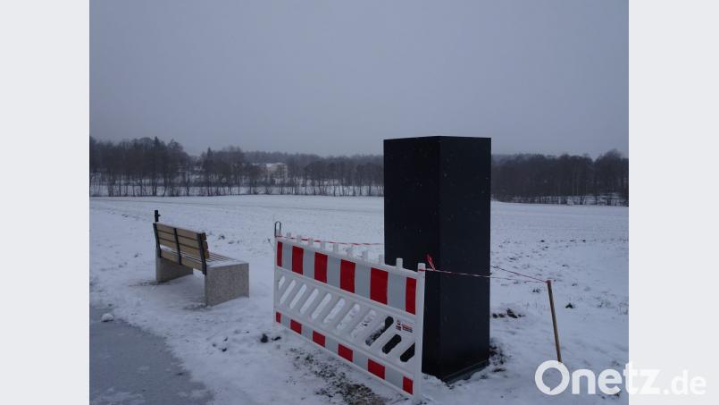Seit einigen Tagen steht die erste Stahl-Stele am Radweg neben dem Fußballplatz des TSV Neualbenreuth. In den nächsten Wochen werden auf sie noch Infotafeln angebracht. Bild: rti