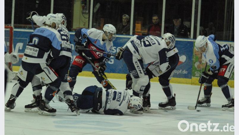 Die ersten beiden Spiele gegen den EV Lindau hatten die Blue Devils mit 3:1 und 5:1 (Szene) gewonnen. Zum Auftakt der Meisterrunde verloren die Weidener am Freitagabend in Lindau mit 3:4. Bild: gb