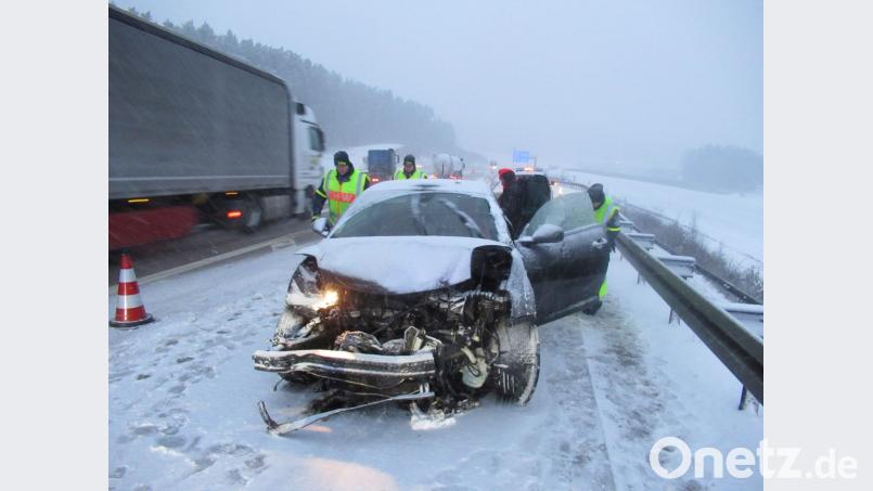 Unfall bei Schneeglätte am Autobahnkreuz: Die 40-jährige Fahrerin blieb unverletzt. Bild: exb