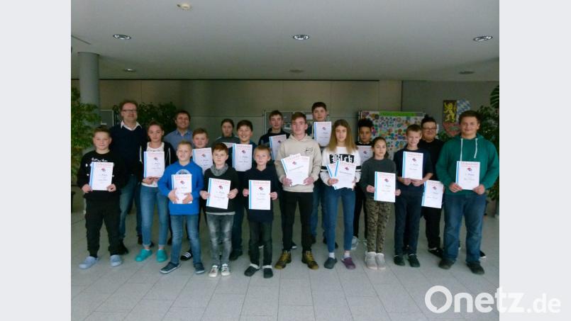 Lena Hagenburger und Luca Meier (Bildmitte) wurden Tischtennis-Schulsieger 2018 Bild: rn