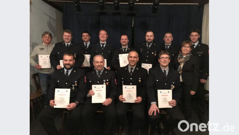 Die Feuerwehr hat eine Reihe von Mitgliedern für langjährige Zugehörigkeit geehrt. Bild: eig