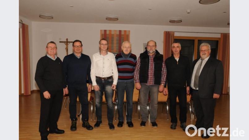 Die Mitglieder bestätigen einstimmig Vorsitzenden Wolfgang Eimer, zweiten Vorsitzenden Hans-Georg Birkmüller, dritten Vorsitzenden Johannes Käs, Schriftführer Josef Duschner (von links), neu im Amt Kassenprüfer Willi Lehnert (Dritter von rechts). Zur Wahl gratuliert Pfarrer Arnold Pirner (rechts). Bild: bey