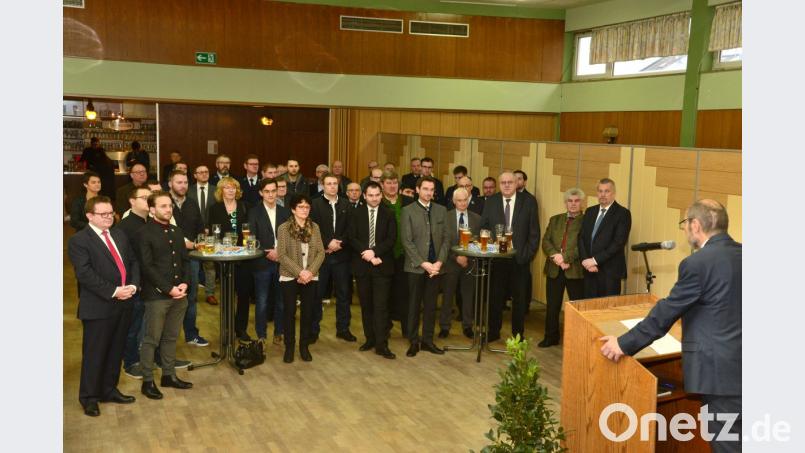 CSU-Ortsvorsitzender Roland Rauch hebt die Tradition des Neujahrsempfangs mit den Möglichkeiten zum Gespräch und Gedankenaustausch hervor. Die Festansprache hält Professor Erich Bauer (links). Bild: bey