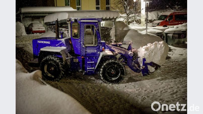 In Miesbach setzt das THW auch schweres Räumgerät ein, um die Schneemassen wegzuschaffen. Bild: Michael Matthes