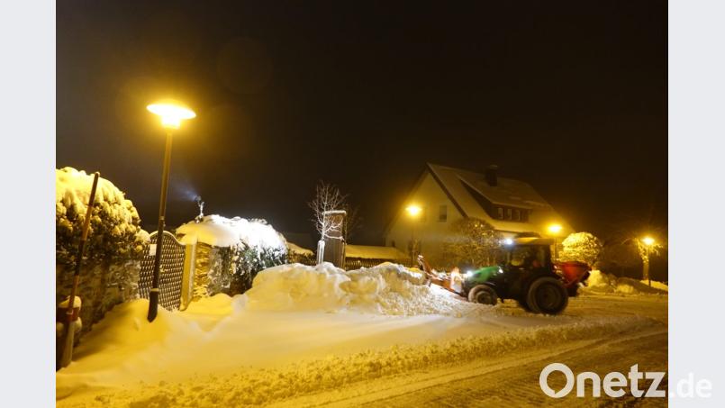 Am Parkplatz bei der Kirche in Stadlern ist einiger Schnee zu räumen.. Bild: mmj