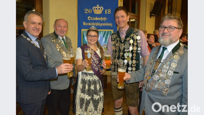 Mit Weißbier stoßen (von links) Bürgermeister Roland Grillmeier, Gauschützenmeister Bernhard Friedl, Weißbier-Resi Martina Bleistein, Landesschützenkönig Matthias Wiendl und Schützenkönig Josef Wurdack an. Bild: jr