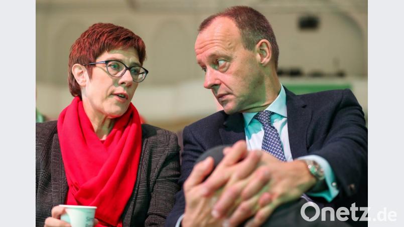 Die CDU Parteivorsitzende Annegret Kramp-Karrenbauer unterhält sich mit Friedrich Merz. Bild: Jan Woitas/ZB/dpa
