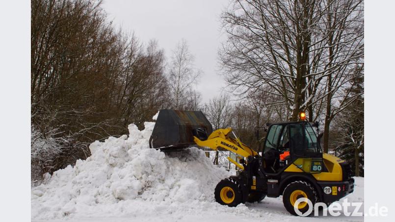 Auch der Radlader kommt zum Einsatz, um befestigte Parkplätze und verschiedene Flächen von der weißen Pracht frei zu halten. Bild: mmj
