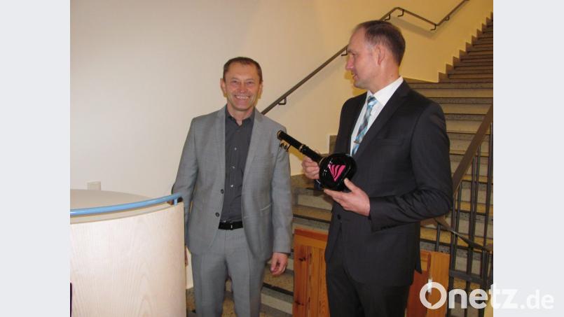 Architekt Sebastina Grunler (links) überreicht an stellvertretendem Bürgermeister Richard Kammerer einen symbolischen Schlüssel aus Glas mit hochprozentigem flüssigem Inhalt. Bild: sei