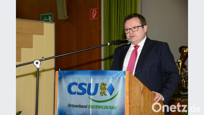 Erich Bauer spricht beim Neujahrsempfang des CSU-Ortsverbandes Oberwildenau zum Thema &quot;Leben und arbeiten im digitalen Zeitalter - das Modelll Weiherhammer&quot;. Bild: bey