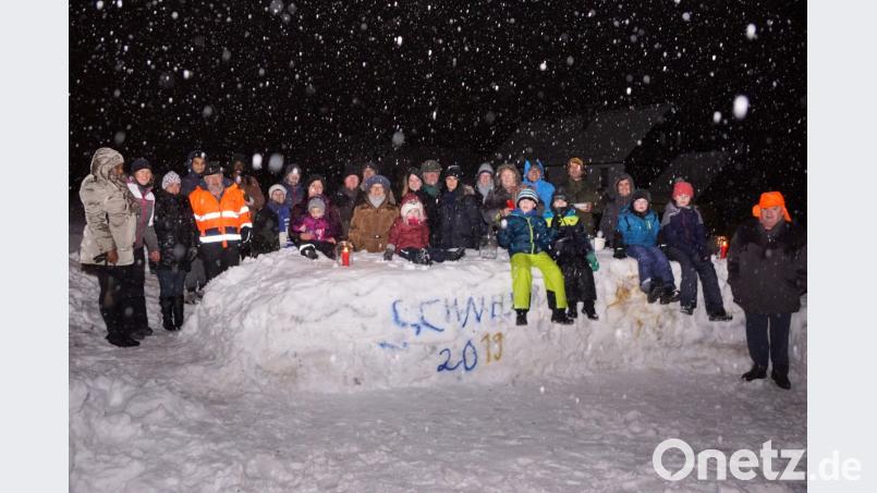 Die Bewohner des "Blumenviertels" feiern gemeinsam an einer Schneebar. Bild: bkr