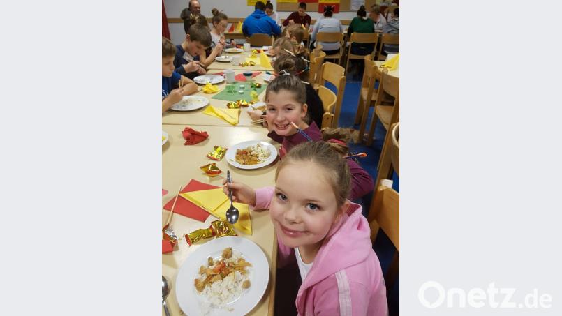 Glückskekse als Nachspeise, Stäbchen in den Haaren: Das Hüttenwochenende der Pfadfinder stand unter dem Motto „China“. Bild: exb