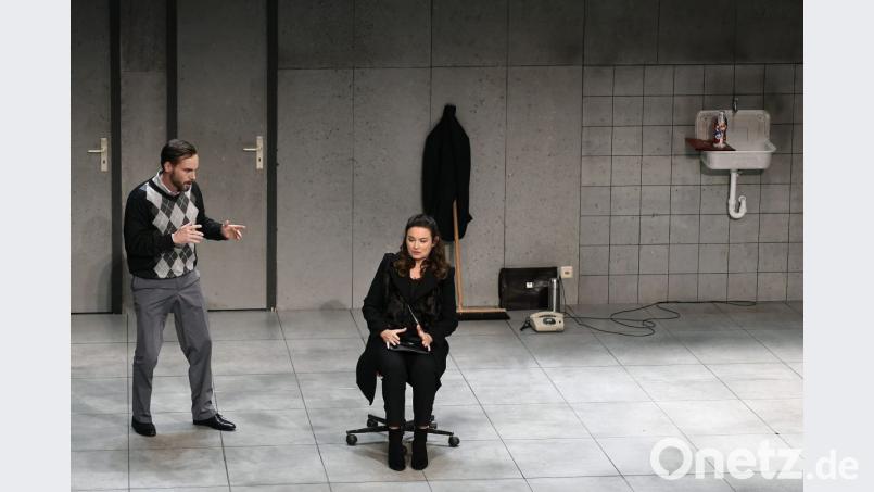 Jacqueline Macaulay und Wanja Mues liefern sich im Stadttheater Amberg in Daniel Kehlmanns „Heilig Abend“ ein packendes Psychoduell. Bild: Petra Hartl
