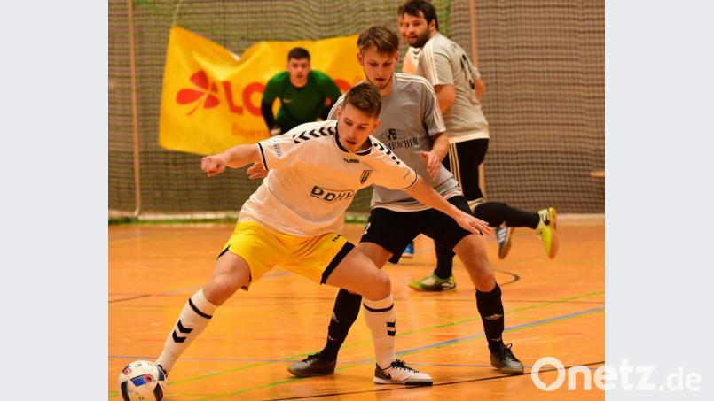 Kondraus Christian Ott (hinten) versucht, gegen den Ex-Weidener Patrik Kavalir an den Ball zu kommen. Am Ende setzten sich die Hofer Bayern in diesem Duell sowie gegen die gesamte Konkurrenz durch. Bild: Schrems