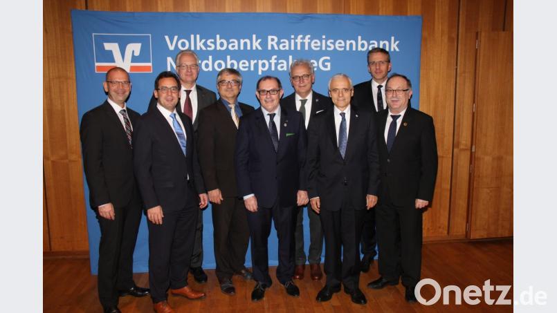 Der gemeinsame Weg der Genossenschaftsbanker endet: (von links) Die Vorstände Thomas Wirth, Thomas Ludwig, Rainer Lukas, Bernhard Wolf (Zweiter von rechts) sowie Josef Kürner (Aufsichtsrat, Vierter von rechts) und Franz Penker vom Genossenschaftsverband verabschieden die Vorstände Josef Strauß, Hermann Ott und Rudolf Winter (vorne, von rechts). Bild: exb