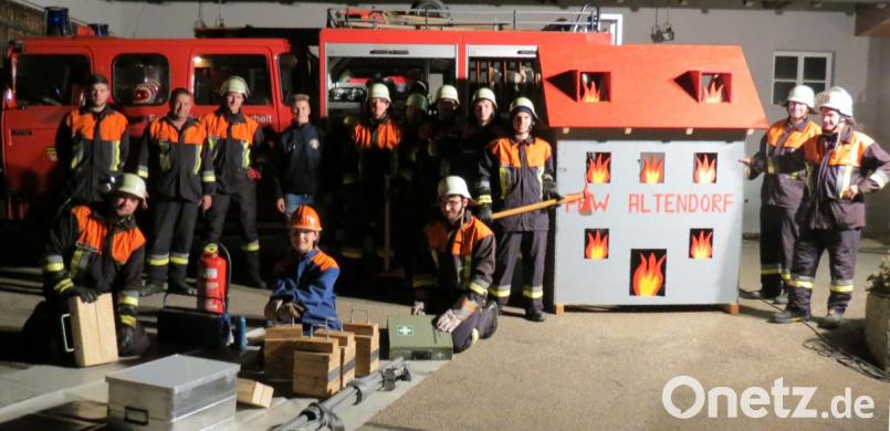 Für die Ausbildung wendet die Feuerwehr Altendorf viel Zeit auf. Gut eingebunden ist dabei auch die Jugend. Wertvolle Dienste leistet dabei das von Georg Pamler gesponserte Löschhaus (rechts), das auch beim Ferienprogramm im Einsatz war. Bild: kö