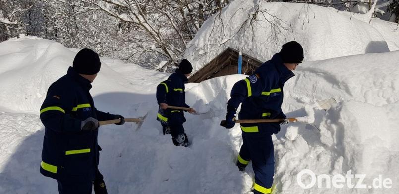Kräfte des Amberger THW im Katastrophen-Einsatz im Landkreis Traunstein: Schneeschippen ist angesagt, aber auch schweres Gerät ist im Einsatz. Bild: Andreas Triller