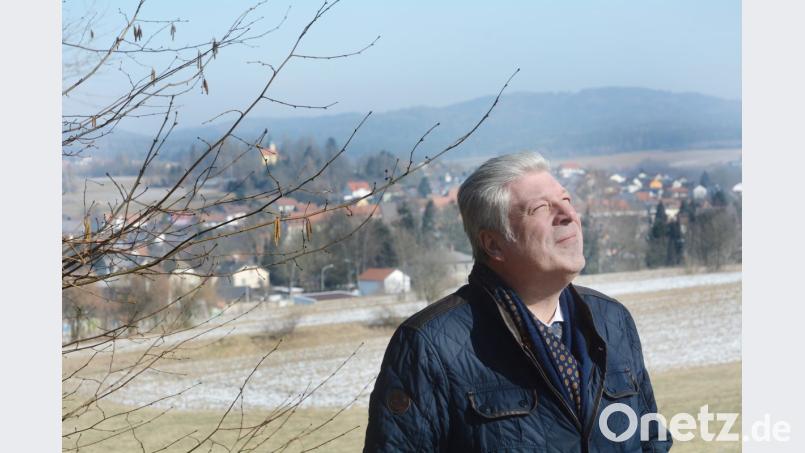 Auch mit 60 hat man noch Träume. Bürgermeister Günter Stich freut sich auf das neue Baugebiet „Im Wiesengrund“ in sonniger Südhanglage. Aber zuvor feiert er am Dienstag runden Geburtstag. Den ganzen Tag über darf im Sitzungssaal gratuliert werden. Jeder ist willkommen. Bild: Gabi Schönberger