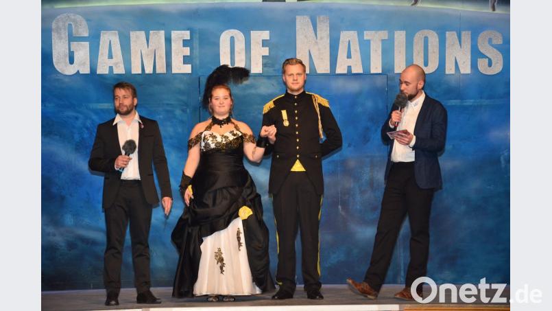 Eingekleidet in allerhand Klamauk präsentieren die Präsidenten, Tobias Plödt (links) und Thomas Daschner (rechts), zum auserkorenen Motto das neue Prinzenpaar, Prinzessin Isabella II. und Prinz Jonas I. Bild: fjo