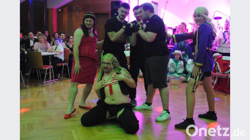 Männerballett: Boxkampf samt sexy &quot;Frauen&quot;. Bild: gag