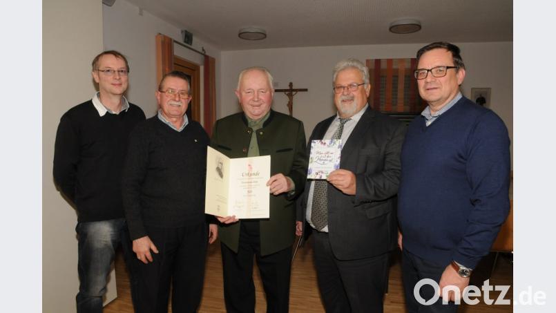 Emmeram Käs (Mitte) gehört der KAB Luhe seit 50 Jahren an und wird für diese Treue mit einer Ehrenurkunde und der Goldenen Ehrennadel ausgezeichnet. Dritter Vorsitzender Johannes Käs, Vorsitzender Wolfgang Eimer (von links), zweiter Vorsitzender Hans-Georg Birkmüller und Pfarrer Arnold Pirner (von rechts) danken für diese Treue. Bild: bey