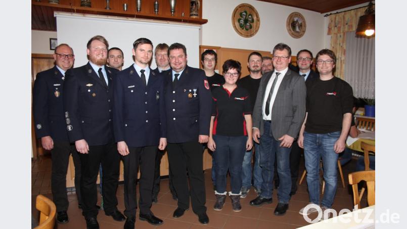 Die Freiwillige Feuerwehr Pertolzhofen wird nun von Benjamin Ziereis (Vierter von links) geführt, sein Stellvertreter ist der bisherige Vorsitzende Michael Turban (rechts neben ihm). Über einen gelungenen Generationswechsel an der Führungsspitze und das gute „Betriebsklima“ bei seinen Feuerwehren freut sich Bürgermeister Martin Prey (Dritter von rechts). Bild: frd