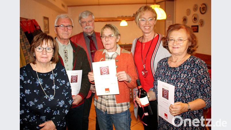 Der SPD-Ortsverband Mooslohe-Rehbühl ehrt mit Horst Witzl, Nadja Rothballer und Gabriele Strobl langjährige Mitglieder. Zweite Vorsitzende Sonja Schregelmann (links), Vorsitzender Roland Franz (Dritter von links) und Stadtverbands-Chefin Sabine zeidler (Zweite von rechts) freuen sich mit ihnen. Bild: R. Kreuzer