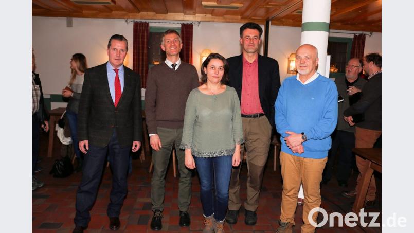 Bei der Jahrestagung des Arbeitskreises Luchs Nordbayern freut sich Vorsitzender Eberhard Freiherr von Gemmingen-Hornberg (links) über vielfältige Informationen durch die Referenten (von rechts) Johannes Bradtka, Manfred Wölfl vom Bayerischen Landesamt für Umwelt, Michaela Domeyer vom Verein für Landschaftspflege und Artenschutz in Bayern sowie Jochen Krebühl von der Stiftung Natur und Umwelt in Rheinland-Pfalz. Bild: bsc