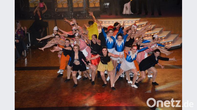 Viele junge Damen und ein paar Herren unterhalten mit ideenreichen Choreografien und jeder Menge sportlicher Akrobatik in unterschiedlichster Besetzung. Bild: fjo