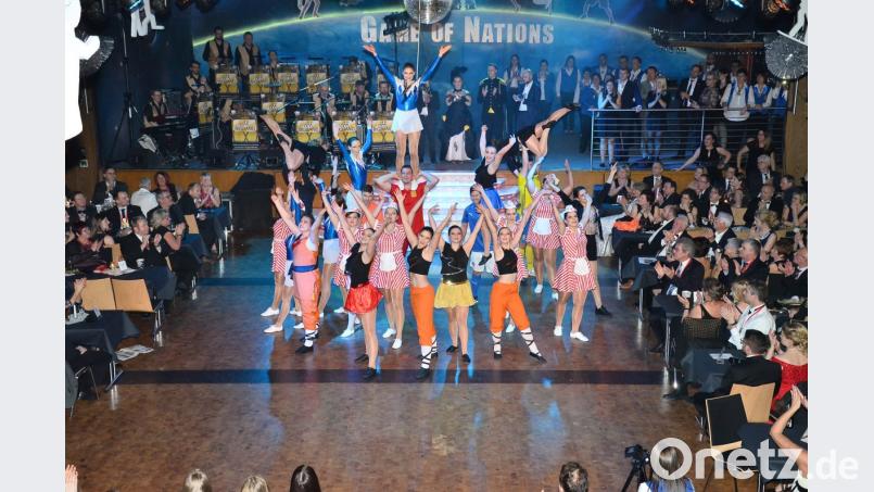 Frisch, fröhlich und farbenfroh feiert der Faschingsverein in der Nacht auf Sonntag eine Inthronisation der Spitzenklasse vor ausverkauftem Haus. Bild: fjo