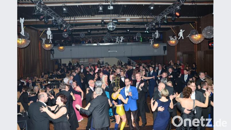 Die Tanzrunden aus unterschiedlichsten Rhythmen ziehen immer wieder viele Gäste aufs Parkett, um mit einem Partner an der Seite die tolle Ballnacht ausgiebig zu genießen. Bild: fjo